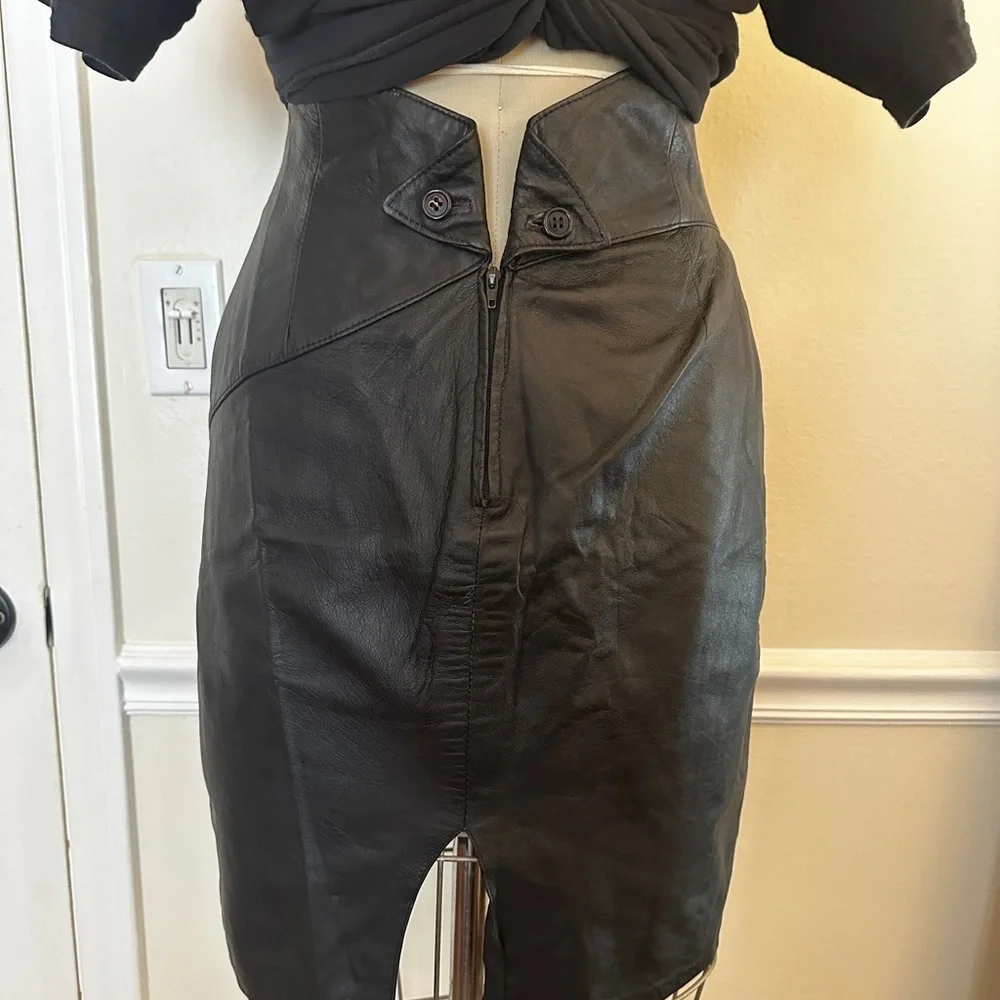 - Vintage 1980s Italian black leather skirt